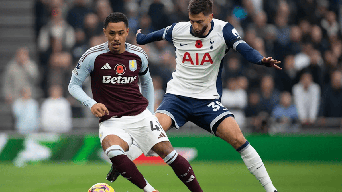 曼联英超赛场精彩抢断反击（曼联英超赛场断球后迅猛反击）