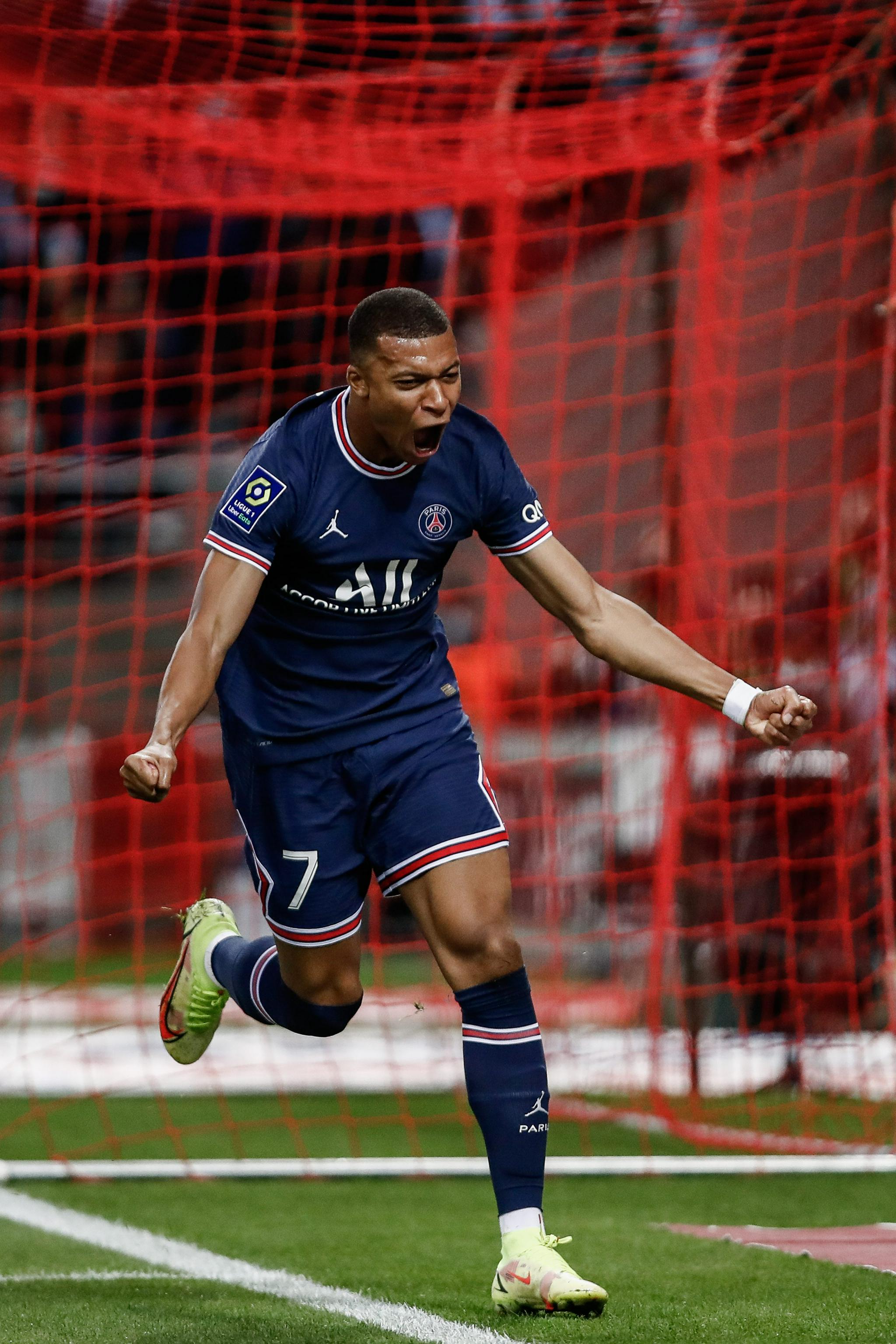 5场4球1助攻，拜仁官方：迪亚斯当选为球队11月最佳球员（5战4球1助！拜仁官宣迪亚斯当选11月队内最佳）