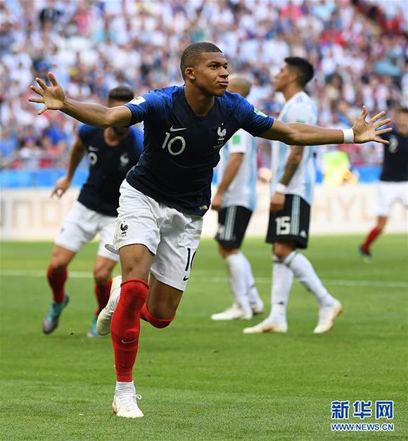 下半场手感不佳！吉迪全场13中7，得到17分11板7助（下半场手感下滑，吉迪全场13投7中，贡献17分11板7助）