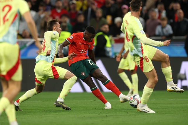 杜锋愣头青！杜润旺张文逸上场攻守全崩仍坚持用，真不打算弃用？（杜锋真倔？杜润旺、张文逸上场攻防拉跨仍被坚持使用，真不准备弃用吗？）