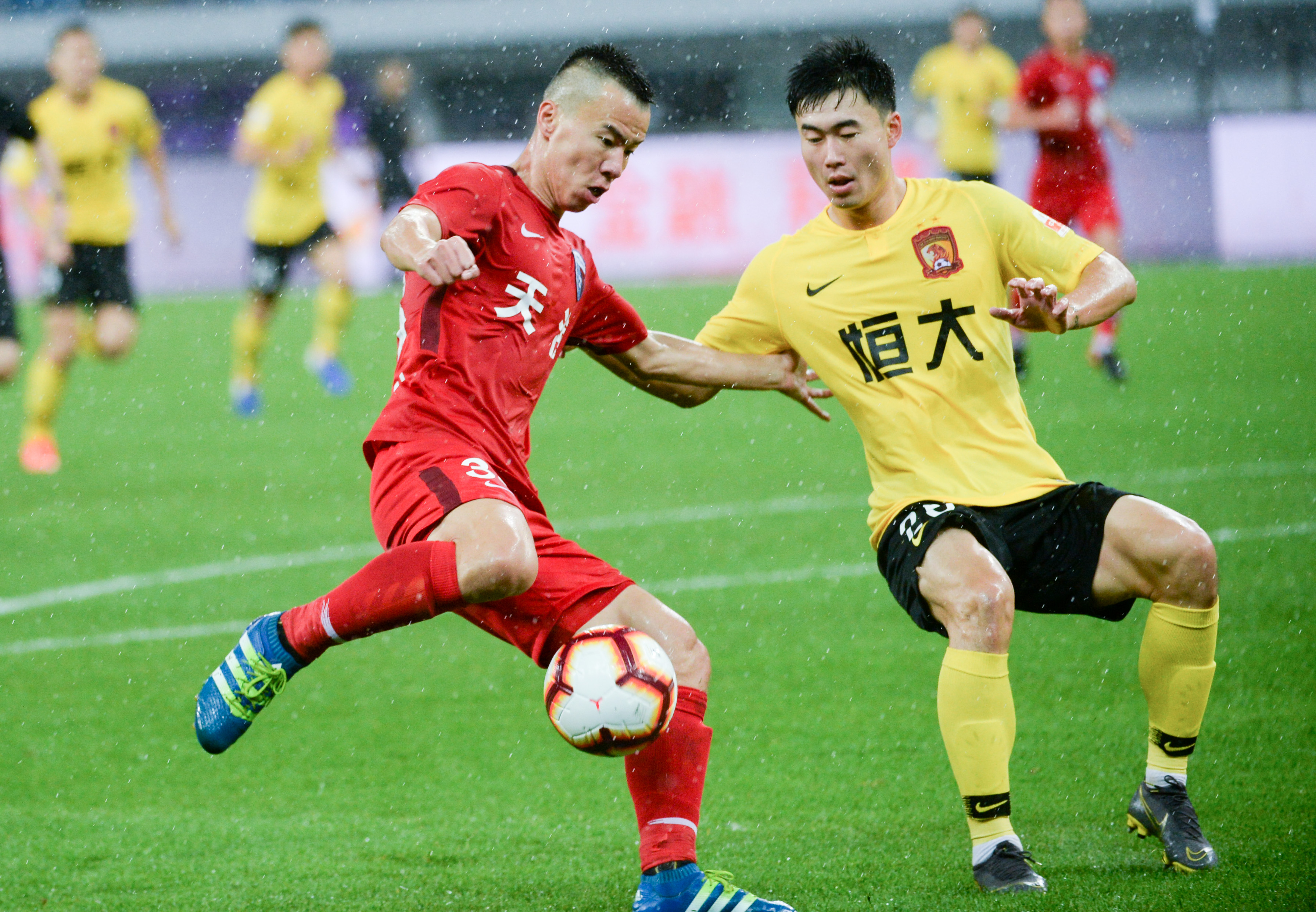 热议成都平广岛：联赛亚冠都蛮硬；租德尔加多需下载反诈app（成都战平广岛引热议：联赛与亚冠强度拉满；德尔加多租借需先安装反诈APP）