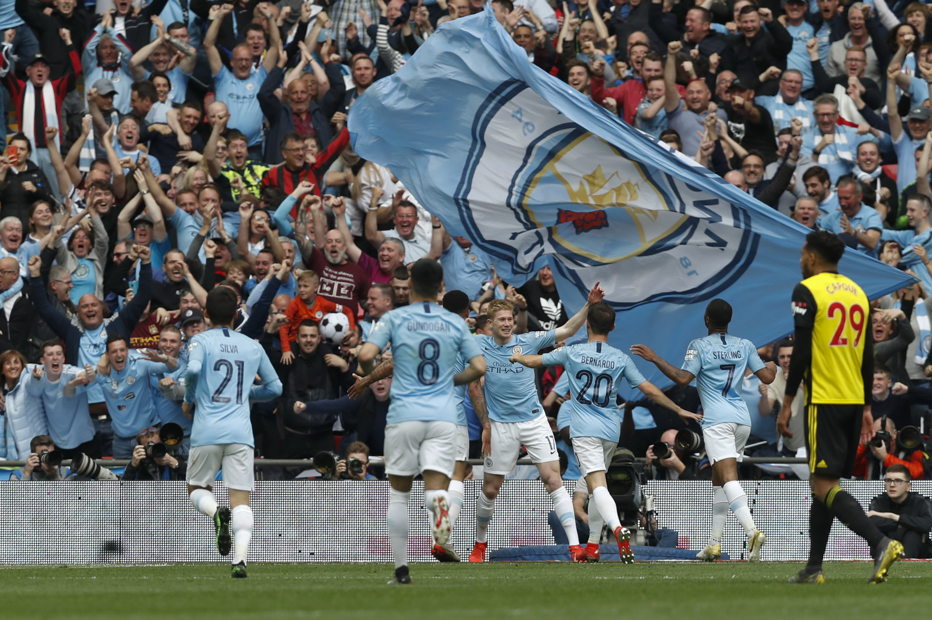 阿德巴约弧顶压哨绝杀三分不中，热火105-106惜败魔术（阿德巴约弧顶压哨三分偏出，热火105-106憾负魔术）