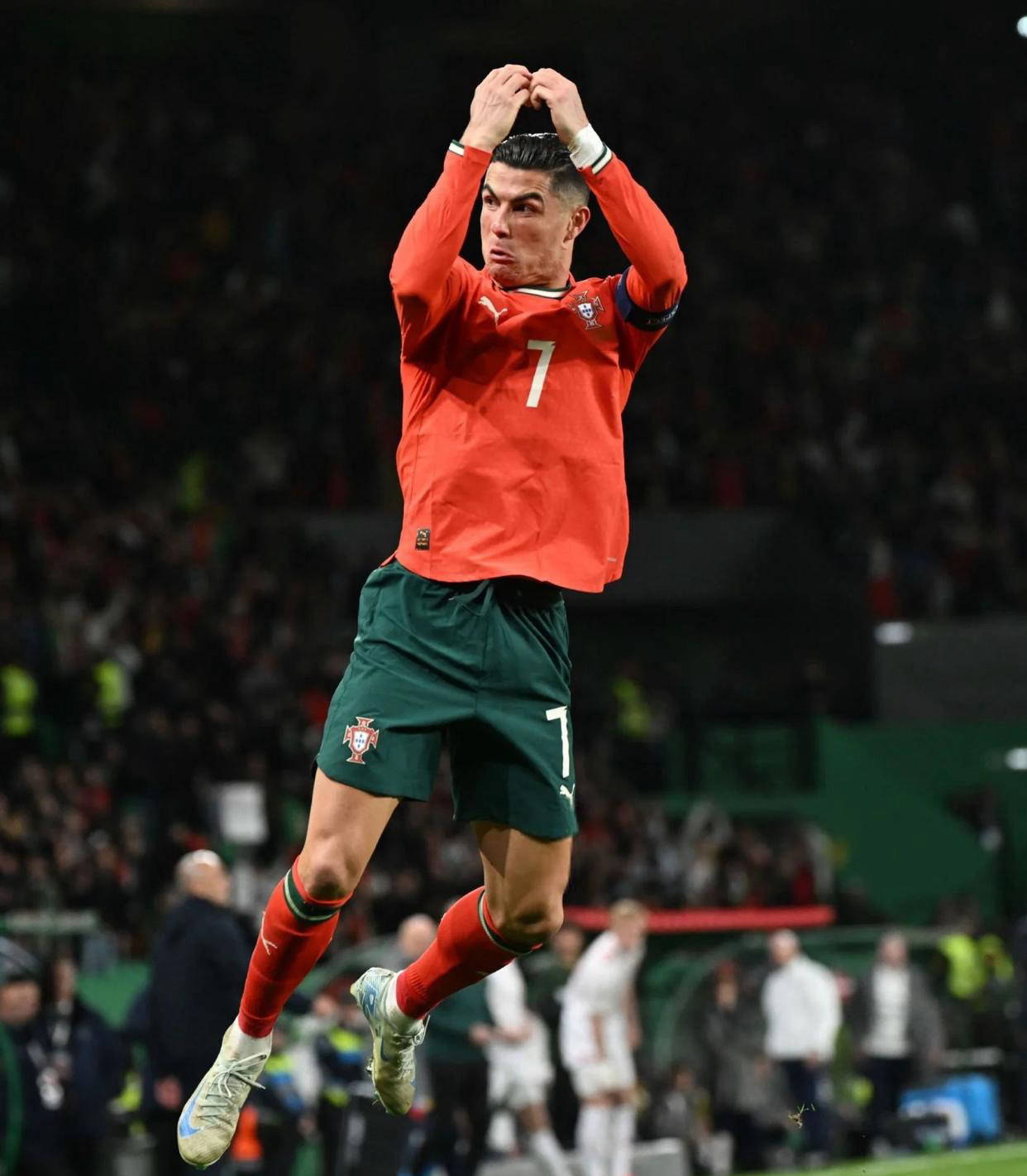 一记扣篮点燃全场（震撼灌篮引爆全场）