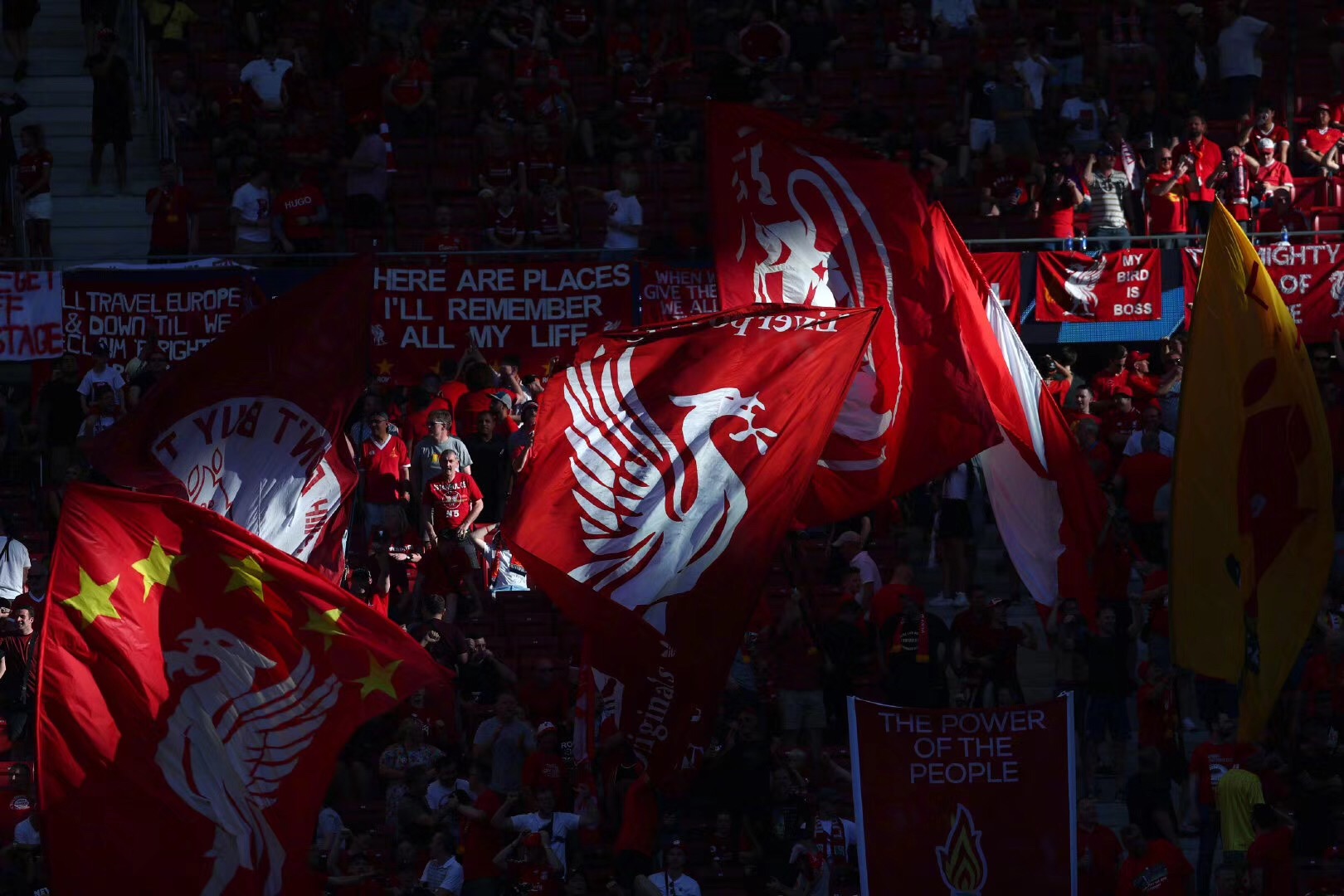 欧文快攻压哨上篮，全场沸腾（欧文末秒快攻上篮引爆全场）