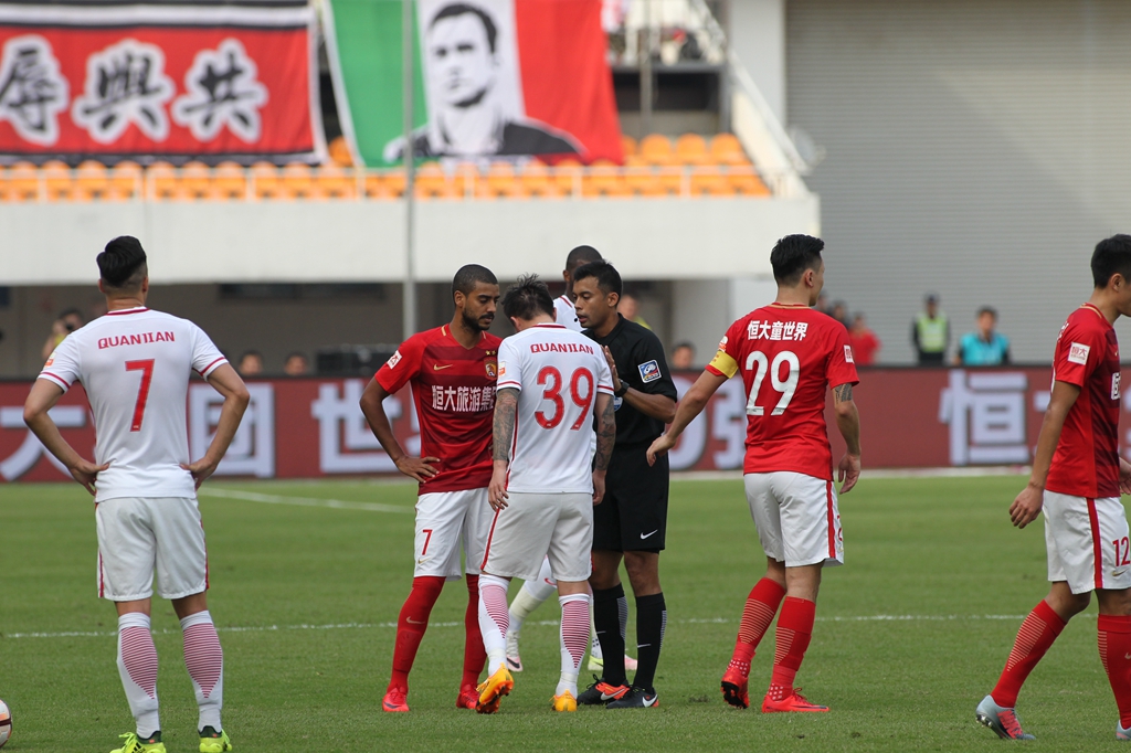 华夏幸福旧将许小龙：李铁指导业务能力很强，带队特别细致（前华夏幸福球员许小龙：李铁教练业务过硬，执教尤为细致）