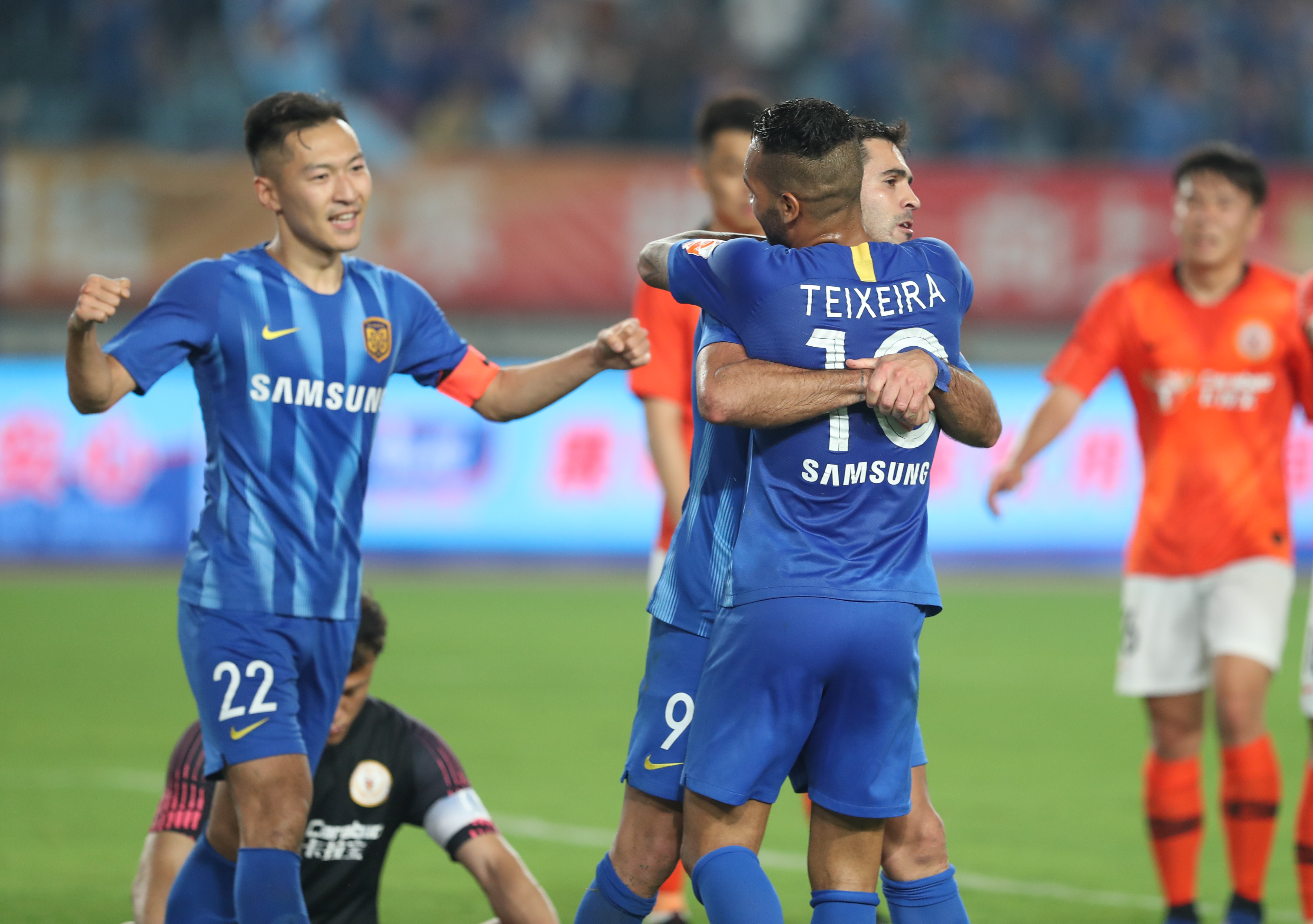 福布斯穿7号替补登场，是马丁内斯执教后第14位完成首秀球员（福布斯身穿7号替补出场，成为马丁内斯执教后第14位完成首秀的球员）