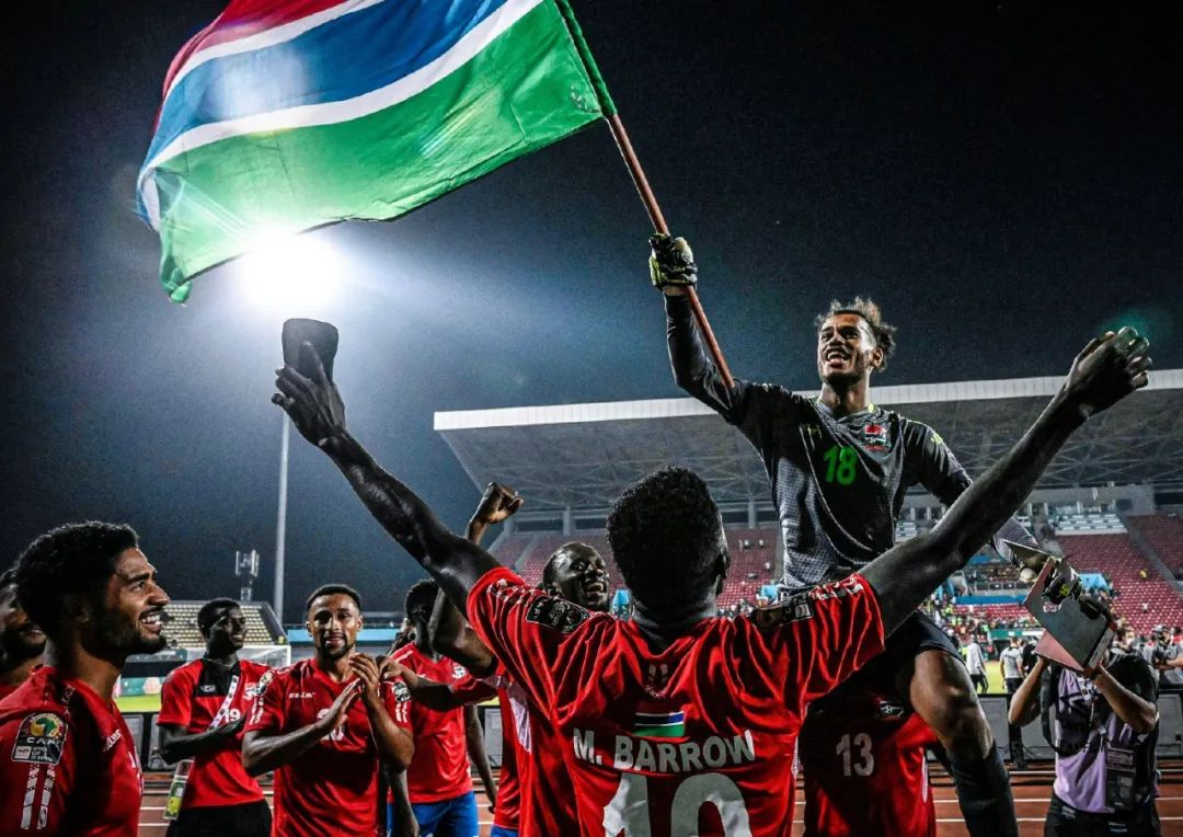 一日意甲动向：国米大胜科莫晋级榜首，米兰中锋实在是太令人发愁（意甲今日观察：国米横扫科莫登顶，米兰中锋难题令人头疼）