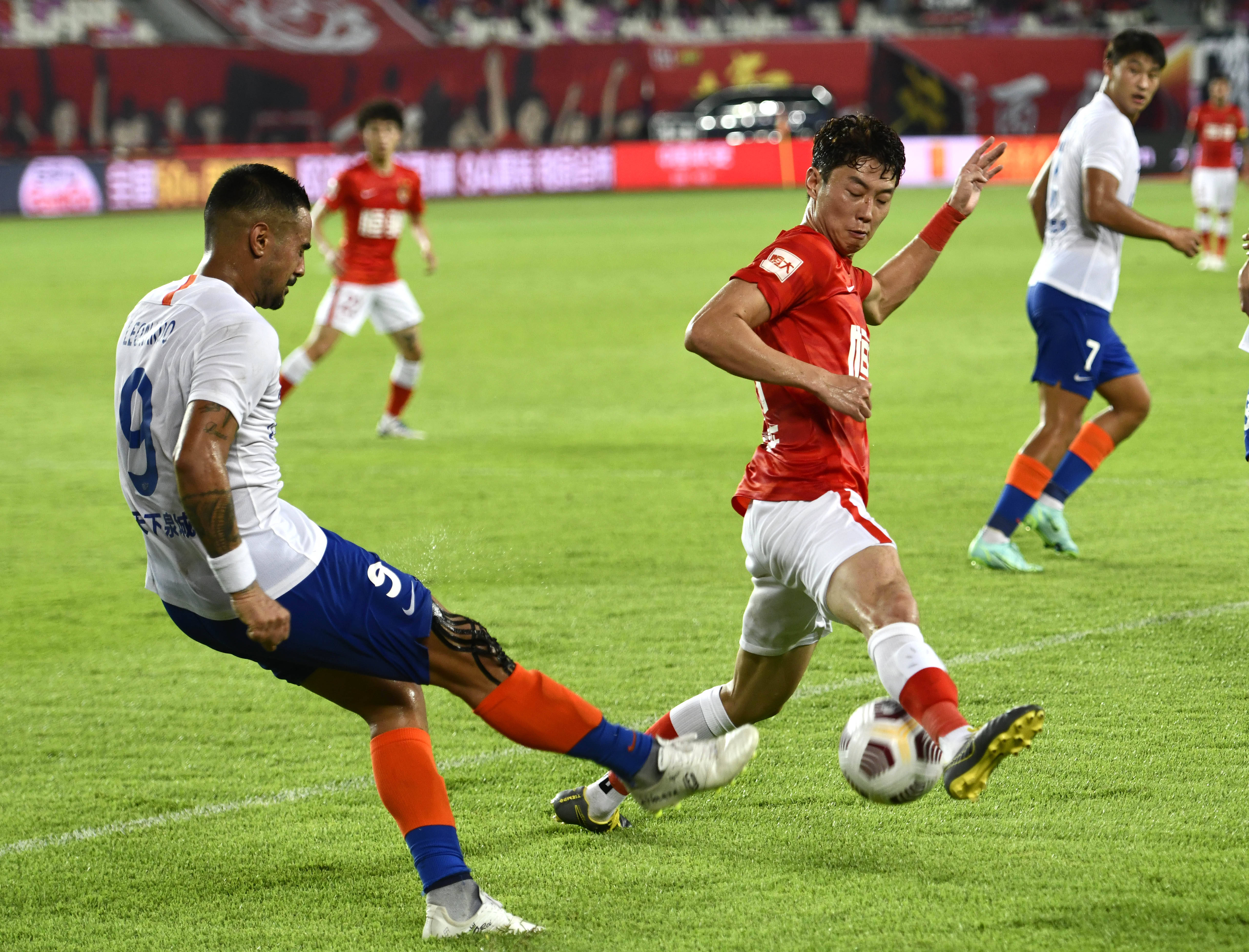 欧冠半场：阿纳别科夫屡送神扑，凯拉特0-0奥林匹亚科斯